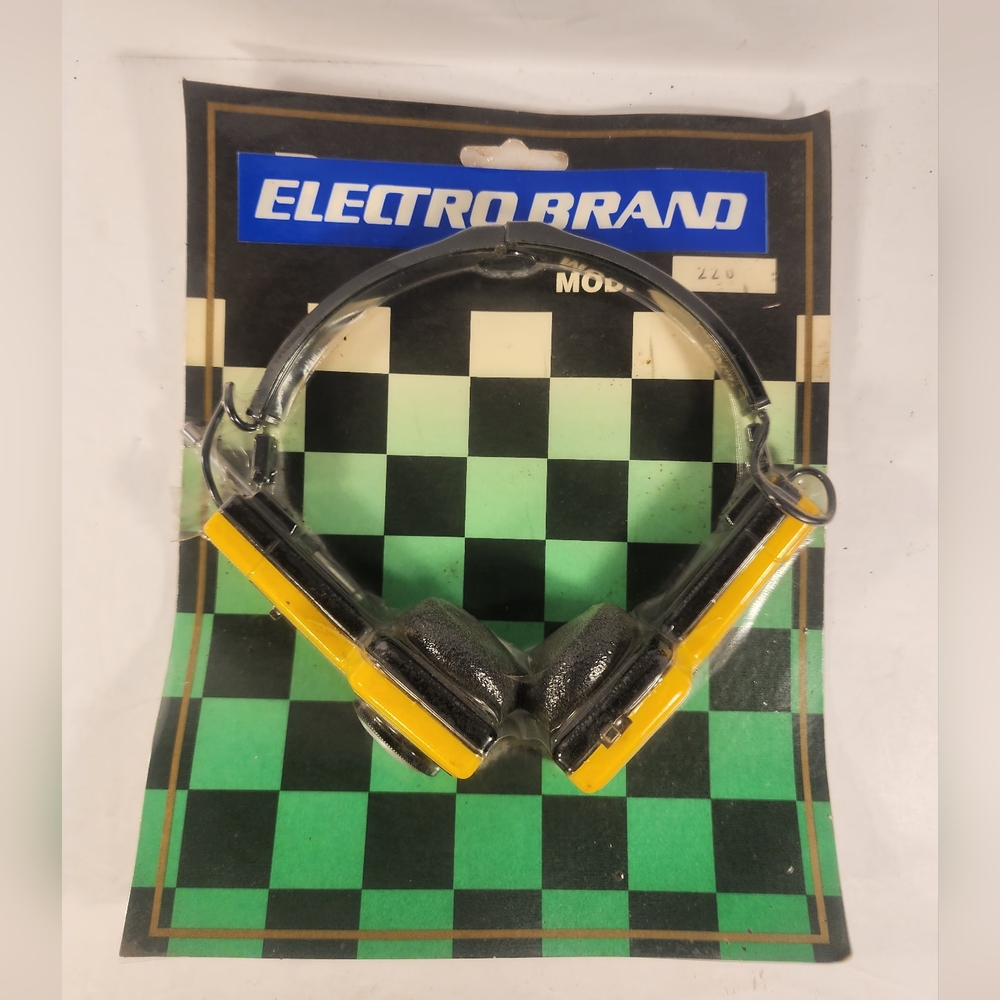 Vintage Electro Brand Model 220 AM/FM Headphone Stereo Radio w Antenna Folds